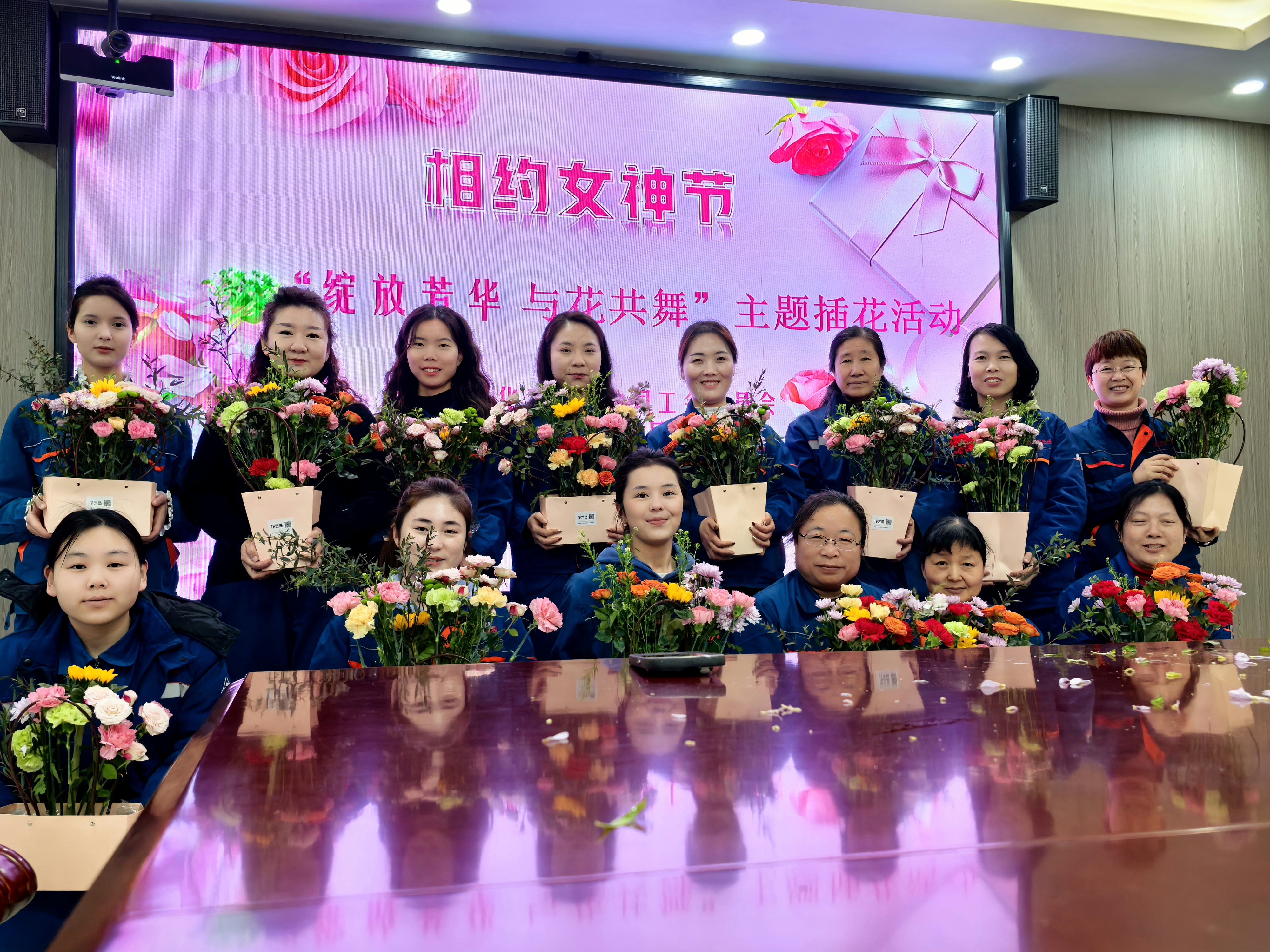 �������ഺ���뻨���衱�����½���������Ʒ�ƿ�������������չ�����ˡ���Ů�ڲ廨�ֹ������˶�