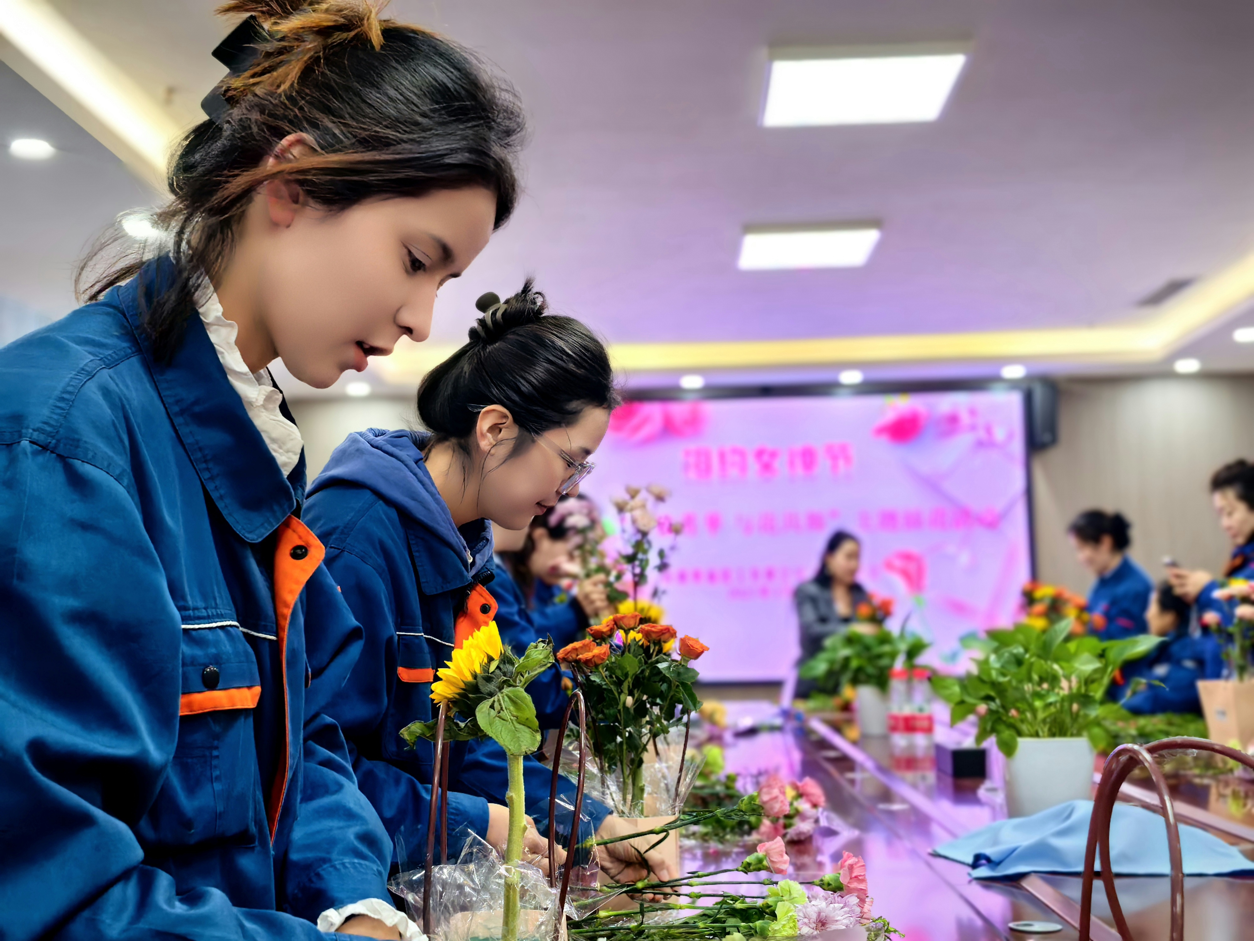 �������ഺ���뻨���衱�����½���������Ʒ�ƿ�������������չ�����ˡ���Ů�ڲ廨�ֹ������˶�