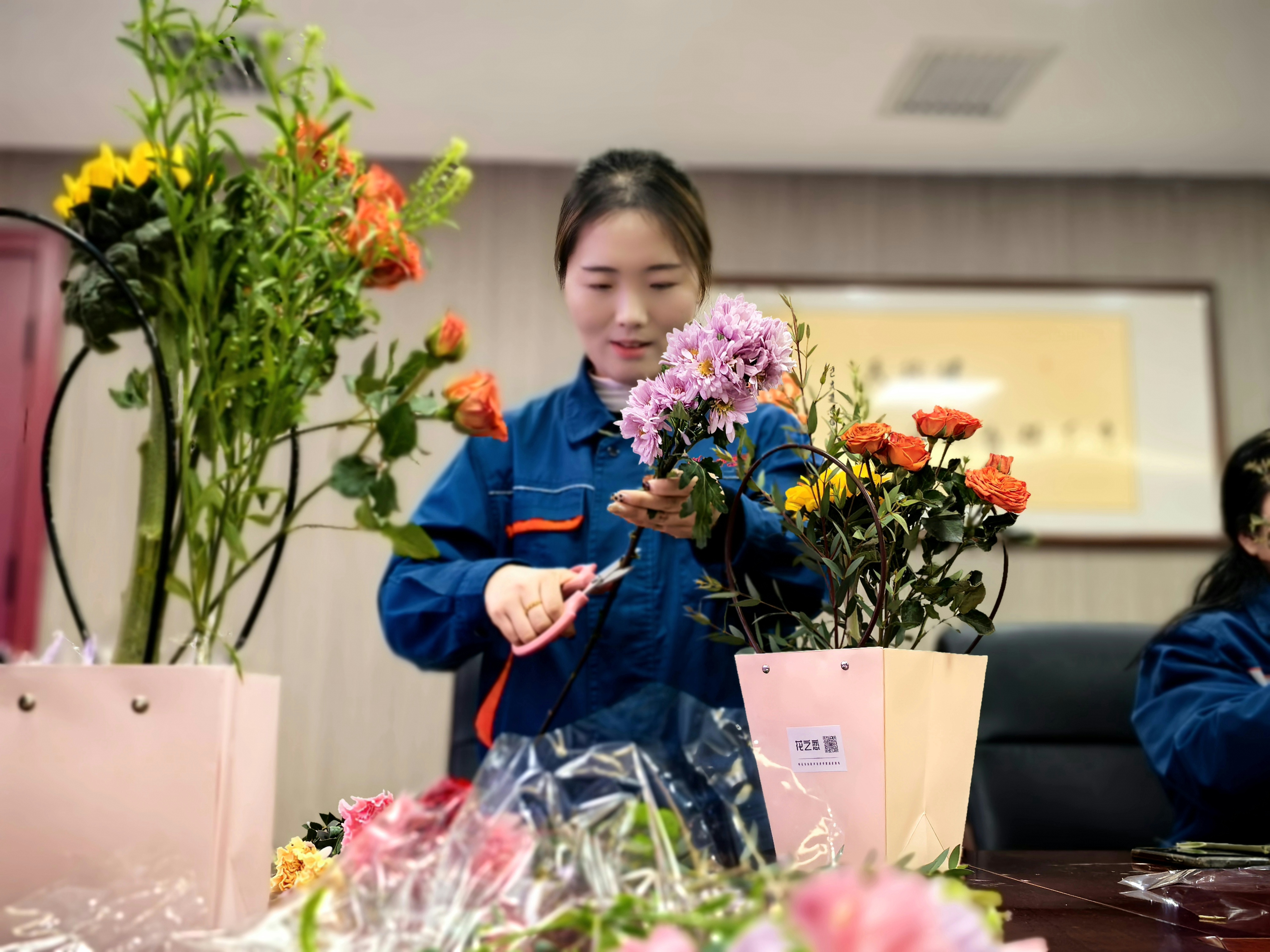 �������ഺ���뻨���衱�����½���������Ʒ�ƿ�������������չ�����ˡ���Ů�ڲ廨�ֹ������˶�